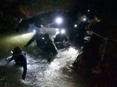 ലോകം കാത്തിരുന്ന സന്തോഷ വാര്‍ത്ത: ഗുഹയില്‍ കുടുങ്ങിയ 12 കുട്ടികളില്‍ 6 പേരെ പുറത്തെത്തിച്ചു