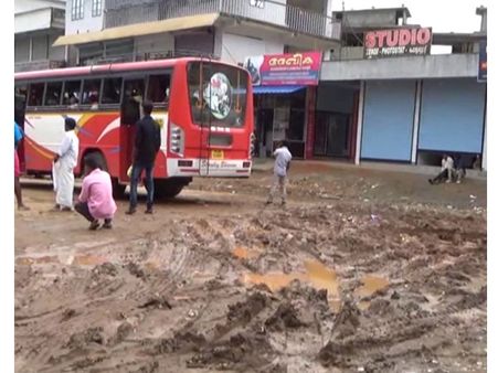മലമൂത്ര വിസർജ്ജനം നടത്താൻ ഒരു ബസ്റ്റാന്റ്; കാട് മൂടി, നെടുംകണ്ടം ബസ്റ്റാന്റ് ശോകമൂകം തന്നെ...