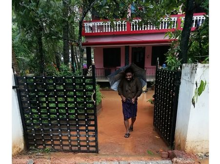 സാന്റ്ബാങ്ക്സ് റോഡ് നവീകരണം പ്രദേശവാസികൾക്ക് ദുരിതമാകുന്നു;റോഡ് അരികിലെ വീടുകളില്‍ വെള്ളം കയറുന്നു