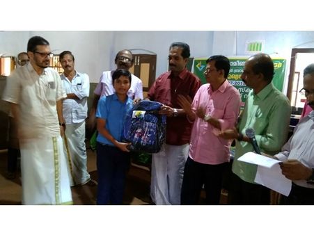 കേരള ഗ്രാമീണ്‍ ബാങ്ക് തോടന്നൂര്‍ ശാഖയുടെ ആഭിമുഖ്യത്തില്‍ പഠന സാമഗ്രികള്‍ വിതരണം ചെയ്തു