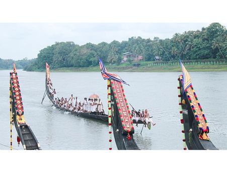 നിരനിരയായി അണിയായി വിഭവങ്ങള്‍ തീര്‍ത്ത് ആറന്മുള്ള വള്ളസദ്യ