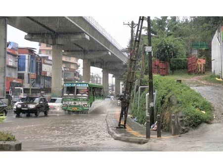 സൗത്ത് കളമശേരി കുസാറ്റ് കവലക്ക് സമീപം വെള്ളക്കെട്ട്
