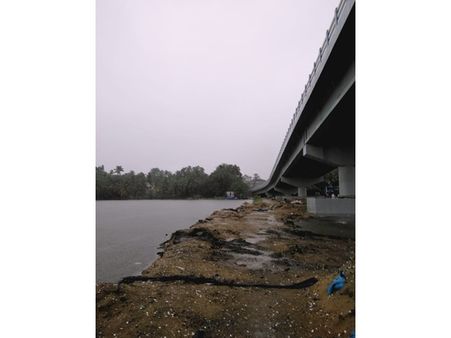 സ്റ്റേഷൻ കടവു പാലത്തിനായി നിർമ്മിച്ച മണൽ ബണ്ടു നീക്കം ചെയ്തില്ല; വിപി തുരുത്തിന്റെ അരികിന് ഭീഷണിയായി പെരിയാറിലെ ഒഴുക്കു ശക്തമാവുന്നു
