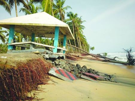 തീരദേശം കടലാക്രമണ ഭീതിയില്‍; പെരിയമ്പലം ബീച്ച് കടലെടുത്തു, പാര്‍ക്കും ഇരിപ്പിടവും തിരയെടുത്തു!
