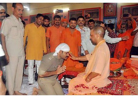 യോഗി ആദിത്യനാഥിന്റെ അനുഗ്രഹം തേടി പോലീസ് ഉദ്യോഗസ്ഥൻ; വിമർശിച്ച് സോഷ്യൽ മീഡിയ; ചിത്രങ്ങൾ വൈറൽ