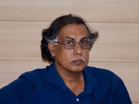 കഥയെഴുതാന്‍ പോലും പറ്റാത്ത കറുത്ത കാലം;കുട്ടികൾക്കിടയിലും വിഭാഗീയത വളർത്തുന്നുവെന്ന് പികെ പാറക്കടവ്