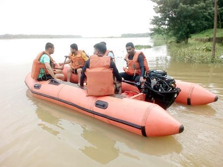 ശക്തമായ മഴയില്‍ നിളയില്‍ കുടുങ്ങിയ കന്നുകാലികളെ രക്ഷപ്പെടുത്താന്‍ ദ്രുതകര്‍മസേനയെത്തി