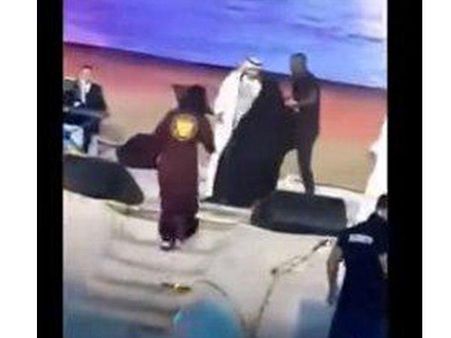 വേദിയില്‍ പാടിക്കൊണ്ടിരുന്ന ഗായകനെ കെട്ടിപിടിച്ചു! സൗദി വനിത അറസ്റ്റില്‍