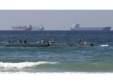 സൗദി എണ്ണക്കപ്പലുകള്‍ ഹൂത്തി വിമതര്‍ ആക്രമിച്ചു: ചെങ്കടല്‍ വഴിയുള്ള എണ്ണ കയറ്റുമതി നിര്‍ത്തിവച്ചു