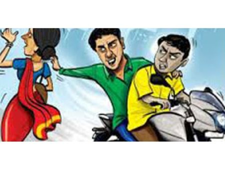 ബൈക്കിലെത്തിയ സംഘം സ്ത്രീയുടെ സ്വർണ്ണമാല തട്ടിപ്പറിച്ചു