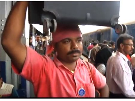 റെയിൽവേ സ്റ്റേഷനിൽ നിന്നും സർക്കാർ ഉദ്യോഗത്തിലേക്ക്; മാത്യകയാക്കാം ശ്രീനാഥിനെ...