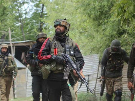 പോലീസുകാരനെ ക്രൂരമായി കൊന്ന് തീവ്രവാദികള്‍; മൂന്ന് അക്രമികളെ കൊന്ന് സൈന്യത്തിന്റെ തിരിച്ചടി