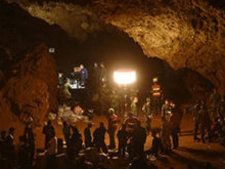 തായ് ഗുഹയിൽ പ്രതീക്ഷയുടെ വെളിച്ചം; നാല് കുട്ടികളെ പുറത്തെത്തിച്ചു; രണ്ടാംഘട്ട രക്ഷാ പ്രവർത്തനം ഇന്ന്