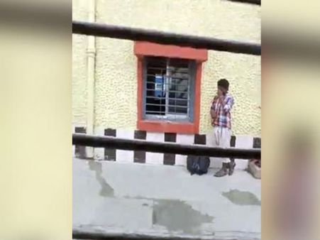 പട്ടാപ്പകൽ റെയിൽവേ സ്റ്റേഷനിൽ സ്ത്രീകളെ നോക്കി സ്വയംഭോഗം... കണ്ടുനിന്ന യുവതി ഫേസ്ബുക്ക് ലൈവ് ആക്കി