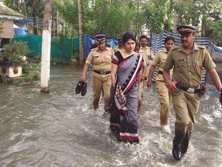 'അനുപമം' ഈ സന്ദര്‍ശനവും സ്വാന്തനവും: കടലാക്രമിച്ച പ്രദേശങ്ങള്‍ സന്ദര്‍ശിച്ച് തൃശൂര്‍ കളക്ടര്‍