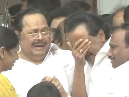 വിധി കേട്ട് പൊട്ടിക്കരഞ്ഞ് സ്റ്റാലിന്‍; കരഞ്ഞുകൊണ്ട് രാജ എത്തി, വിതുമ്പല്‍ കൂട്ടക്കരച്ചിലായി!!