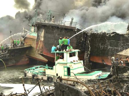 131 പേര്‍ കൊല്ലപ്പെട്ട ദ്വീപില്‍ വീണ്ടും ഭൂകമ്പം; കെട്ടിടങ്ങള്‍ നിലംപൊത്തി!! ആയിരങ്ങള്‍ തെരുവില്‍