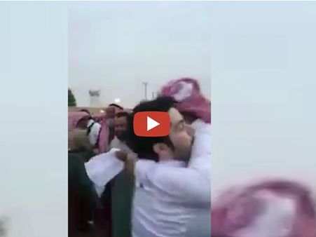 വധശിക്ഷയ്ക്ക് തൊട്ടുമുന്‍പ് മകന്റെ ഘാതകന് പിതാവ് മാപ്പ് നല്‍കി; വൈറലായി സൗദിയില്‍ നിന്നുള്ള വീഡിയോ