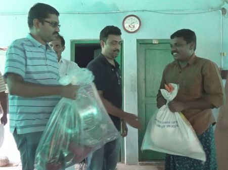 അടിമാലിയിലെ ആദിവാസി മേഖലകളില്‍ ദുരിതാശ്വാസ കിറ്റുകള്‍ എത്തിച്ച് ബാംഗ്ലൂരിലെ മലയാളി കൂട്ടായ്മ