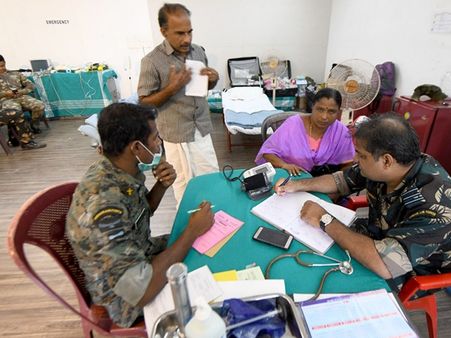 പ്രളയക്കെടുതിയില്‍ അകപ്പെട്ടവര്‍ക്ക് സാന്ത്വനമേകി വ്യോമസേനയുടെ താല്‍ക്കാലിക ആശുപത്രി