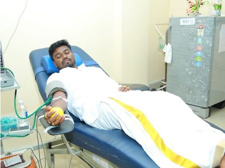 മലപ്പുറത്തെ കതിർമണ്ഡപത്തിൽ നിന്ന് നേരെ ആശുപത്രിയിലേക്ക്; രക്തം ദാനം ചെയ്ത് വരനും കൂട്ടരും മടങ്ങി