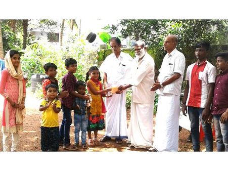 പ്രളയക്കെടുതി ദുരിതാശ്വാസ നിധിയിലേക്ക് പണം സ്വരൂപിക്കാന്‍ കുഞ്ഞുങ്ങളും സജീവം