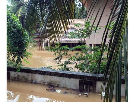 നിലമ്പൂരില്‍ വ്യാപക നാശനഷ്ടം: കാലവര്‍ഷക്കെടുതിയില്‍ വിറങ്ങലിച്ച് മലപ്പുറം, വീടുകള്‍ തകര്‍ന്നു!