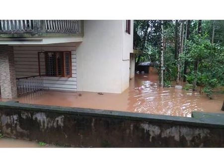 അലീനയ്ക്ക് വീട്ടില്‍ പോകണം: സ്‌കൂളിലേക്കും, ആര്‍സിസിയില്‍ നിന്നെത്തിയത് ദുരിതാശ്വാസ ക്യാമ്പിലേക്ക്