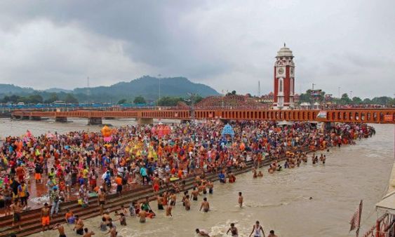 അവർ 150 പേർ ഗംഗയിൽ മുങ്ങി നിവർന്നു; ഫെമിനിസ്റ്റ് ഭാര്യമാരിൽ നിന്ന് രക്ഷ നേടാൻ, പിശാചിനിമുക്തി പൂജയും