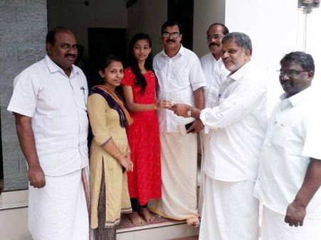 എ പ്ലസുകാരിക്ക് ലഭിച്ച സ്വര്‍ണ സമ്മാനം മുഖ്യമന്ത്രിയുടെ ദുരിതാശ്വാസ നിധിയിലേക്ക് നല്‍കി