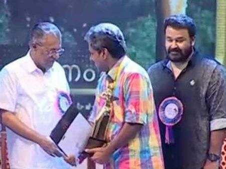 മോഹൻലാൽ ഫാൻസിനോട് മുട്ടി സംവിധായകൻ.. മോഹൻലാലിന് കൈ കൊടുത്തില്ലെങ്കിൽ എന്താണ് പ്രശ്നം?