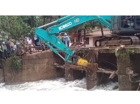 ഉരുൾപൊട്ടൽ: കണ്ണപ്പന്‍കുണ്ട് പാലത്തിന് അടിവശത്തെ വിസിബി സൈന്യം പൊളിച്ചു നീക്കി, സൈന്യം രംഗത്ത്!
