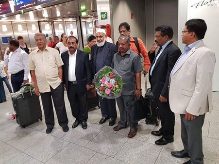 നാട് ദുരിതക്കയത്തില്‍; മന്ത്രിയും എംപിയും ഓണാഘോഷത്തിന് ജര്‍മ്മനിയിലേക്ക് പറന്നു, തിരിച്ചു വിളിച്ചു