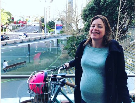 കന്നി പ്രസവത്തിന് ആശുപത്രിയിൽ എത്തിയത് സൈക്കിൾ ചവിട്ടി; താരമായി ന്യൂസിലാൻഡ് മന്ത്രി