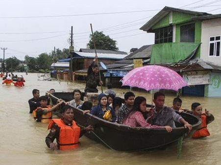 മ്യാന്മറില്‍ കനത്ത വെള്ളപ്പൊക്കം; ഒന്നര ലക്ഷത്തോളം പേര്‍ അഭയാര്‍ഥികളായി, മൂന്നു സൈനികരുള്‍പ്പെടെ 12 മരണം