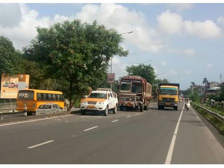 നെട്ടൂർ - കുണ്ടന്നൂർ പാലത്തിൽ ലോറി അപകടം: ഗതാഗതക്കുരുക്കിൽ വലഞ്ഞ് യാത്രക്കാർ