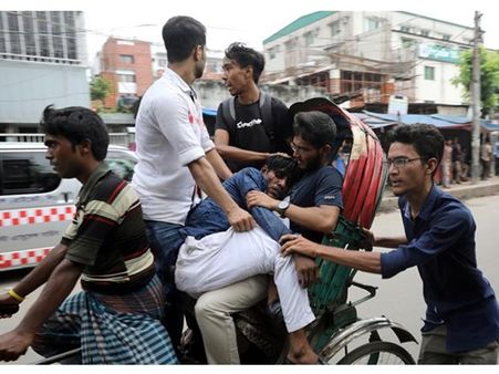 ബംഗ്ലാദേശില്‍ റോഡ് സുരക്ഷ ആവശ്യപ്പെട്ട് വിദ്യാര്‍ഥികള്‍ തെരുവിലിറങ്ങി; അടിച്ചമര്‍ത്താന്‍ ശ്രമം, ഇന്റര്‍നെറ്റിന് വിലക്ക്