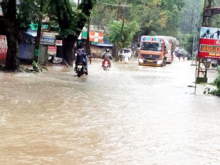 നിലമ്പൂരില്‍ കനത്ത മഴ തുടരുന്നു, റോഡില്‍ വെള്ളം കയറി, റൂട്ട് മാറ്റി വാഹനങ്ങള്‍, വിദ്യാലയങ്ങള്‍ക്കു അവധി
