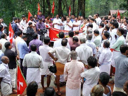 കര്‍ഷകര്‍ നേരിടുന്ന വന്യമൃഗശല്യത്തിനെതിരെ; പെരുവണ്ണാമൂഴി ഫോറസ്റ്റ് ഓഫീസ് ഉപരോധിച്ചു