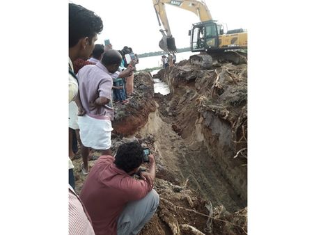 തണ്ണീര്‍മുക്കം ബണ്ടിന്‌റെ മണല്‍ചിറ പൊളിക്കുന്ന പ്രവര്‍ത്തനങ്ങള്‍ ആരംഭിച്ചു.