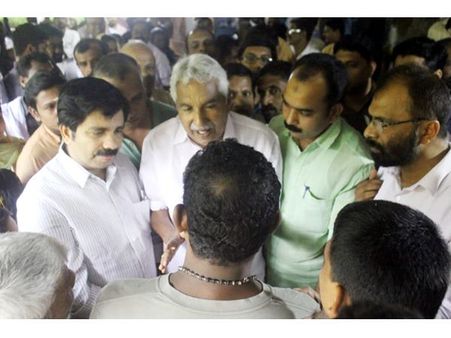 കേരളത്തിലെ മഴക്കെടുതി: സര്‍ക്കാറിനെതിരെ ഉമ്മന്‍ചാണ്ടി, ക്യാമ്പുകള്‍ പ്രവര്‍ത്തിക്കുന്നത് ഇങ്ങനെ