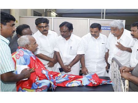 പ്രളയമേഖലകള്‍ സന്ദര്‍ശിച്ച് മുന്‍മുഖ്യമന്ത്രി ഉമ്മന്‍ചാണ്ടി: എട്ടുമുറിയിലെ മണ്ണിടിച്ചില്‍ മേഖലയിലും