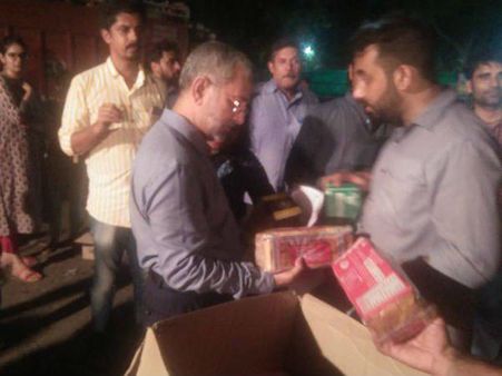 കേരളത്തിന് വേണ്ടി അഭിഭാഷകര്‍ക്കൊപ്പം സുപ്രീംകോടതി കൊളീജിയം ജഡ്ജിയും! സമാഹരിച്ചത് 8 ട്രക്ക് സാധനങ്ങൾ