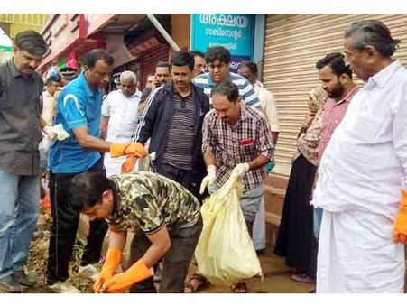 പ്രളയക്കെടുതിയില്‍പ്പെട്ട വയനാട് ശുചിയാവുന്നു: ശുചീകരണത്തിനിറങ്ങിയത് അരലക്ഷത്തോളം പേര്‍
