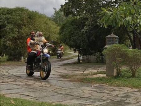 ബൈക്കില്‍ ചീറി പാഞ്ഞ് ബാബാ രാംദേവും സദ്ഗുരുവും..യാത്രയുടെ വീഡിയോ വൈറല്‍