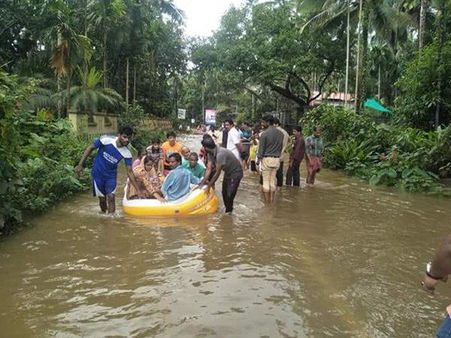 എറണാകുളത്ത് 50,000 ഭക്ഷണപ്പൊതികളും കുടിവെള്ളവും വേണം; ദുരിതാശ്വാസ ക്യാമ്പുകളിൽ ഭക്ഷണമില്ലെന്ന്...