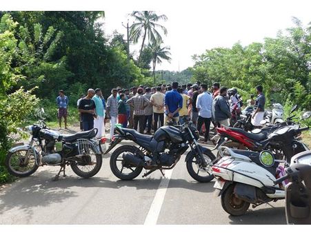 അറവു മാലിന്യങ്ങള്‍ തള്ളുന്നത് പതിവ് സംഭവം: മഞ്ചേരിയിലെ കിണറുകള്‍ മലിനമായി, ജനകീയ സമിതി റോഡ് ഉപരോധം!