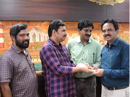 അകക്കണ്ണിലെ നന്മ; കാഴ്ചയില്ലാത്ത ഷാംജു ആദ്യ ശമ്പളം കൈമാറിയത് ദുരിതാശ്വാസനിധിയിലേക്ക്