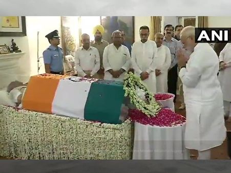 അടല്‍ ബിഹാരി വാജ്പേയുടെ മൃതദേഹം വീട്ടിൽ.. അനുശോചനവുമായി പ്രമുഖ നേതാക്കൾ