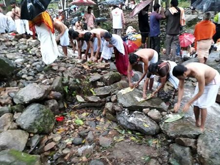 കെടുതികള്‍ തളര്‍ത്തിയില്ല: തിരുനെല്ലിയിലും പൊന്‍കുഴിയിലും ബലിതര്‍പ്പണത്തിനെത്തിയത് ആയിരങ്ങള്‍